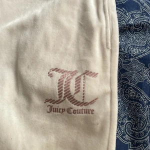 Juicy couture byxpr - Säljer mina juicy couture byxor i färgen vanilla då de inye passar längre💕💕skriv för fler bilder💕
