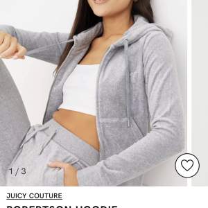Säljer denna juicy couture hoodien/zip tröjan för att jag inte använder den, den är som ny och använd fåtal gånger💗💗köpt för 1199