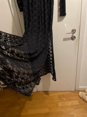 Fin spetsklänning  - Jättefin klänning- kan skicka flera bilder vid intresse.   Vid magen är det spets endast.  insydd tubtopp och kort kjol 