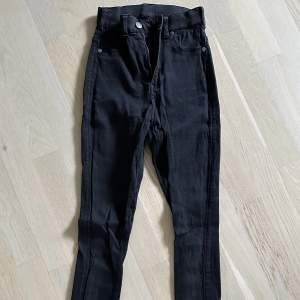 Byxor från Dr.Denim.  Skinny modell.  Stretchig modell. 