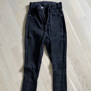 Svarta jeans - Byxor från Dr.Denim.  Skinny modell.  Stretchig modell. 