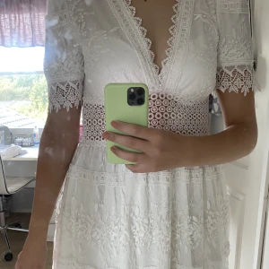 Vit spetsklänning - Lace mini dress från Gina tricot. Väldigt fin klänning med snygga spetsdetaljer. 