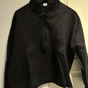 Tröja - Svart tröja med halvzip.  Från weekday. Mycket fint skick 