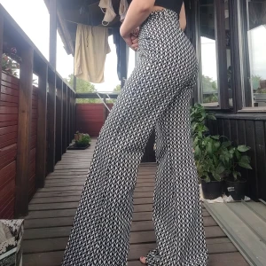 Byxor - Byxor från Gina Tricot 🤍 Riktigt fina byxor som sitter skönt på kroppen! Helt nya 🌸 Storlek 40, 50kr + frakt!