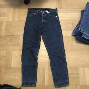 Jeans från weekday, modell barrel. Storlek 29/30