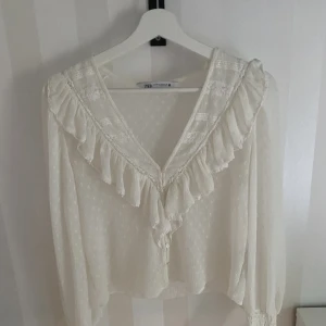 Zara blus🌊 - Säljer denna volangblusen från Zara som är i bra skick och använd fåtal gånger💞Pris kan diskuteras.