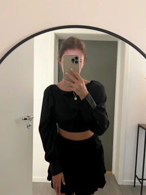 Topp med öppen rygg - Svart topp med öppen rygg från Unique 21. Stl 40