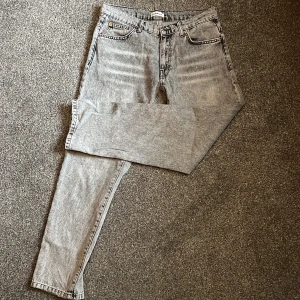 Gråa Woodbird jeans - Gråa woodbird jeans storlek 30/30 i bra skick. Nypris runt 1000 så detta är verkligen ett bra pris, priset kan diskuteras.