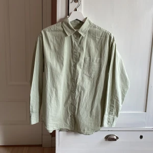 Randig grön skjorta  - Köptes för några år sedan på Monki. Sparsamt använd. Är i storlek XS men i oversized modell och därför ganska stor, både i ärmar och i längd 🌿❤️