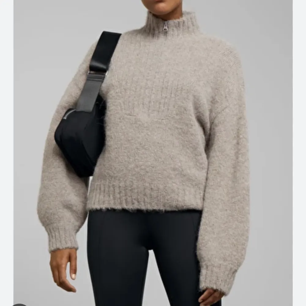 En riktigt go och mysig stickad tröja med zip från Weekday. Modellen heter Selina Zip Sweater. Väldigt fin beige färg som går att matcha till allt!!⚡️⚡️. Stickat.