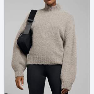 En riktigt go och mysig stickad tröja med zip från Weekday. Modellen heter Selina Zip Sweater. Väldigt fin beige färg som går att matcha till allt!!⚡️⚡️