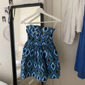 Mönstrad klänning - Säljer en superfin klänning köpt här på plick! Sitter tyvärr lite löst på mig som brukar ha xs därför säljs den!💞 I fint skick och bilden lånas av förra säljaren!