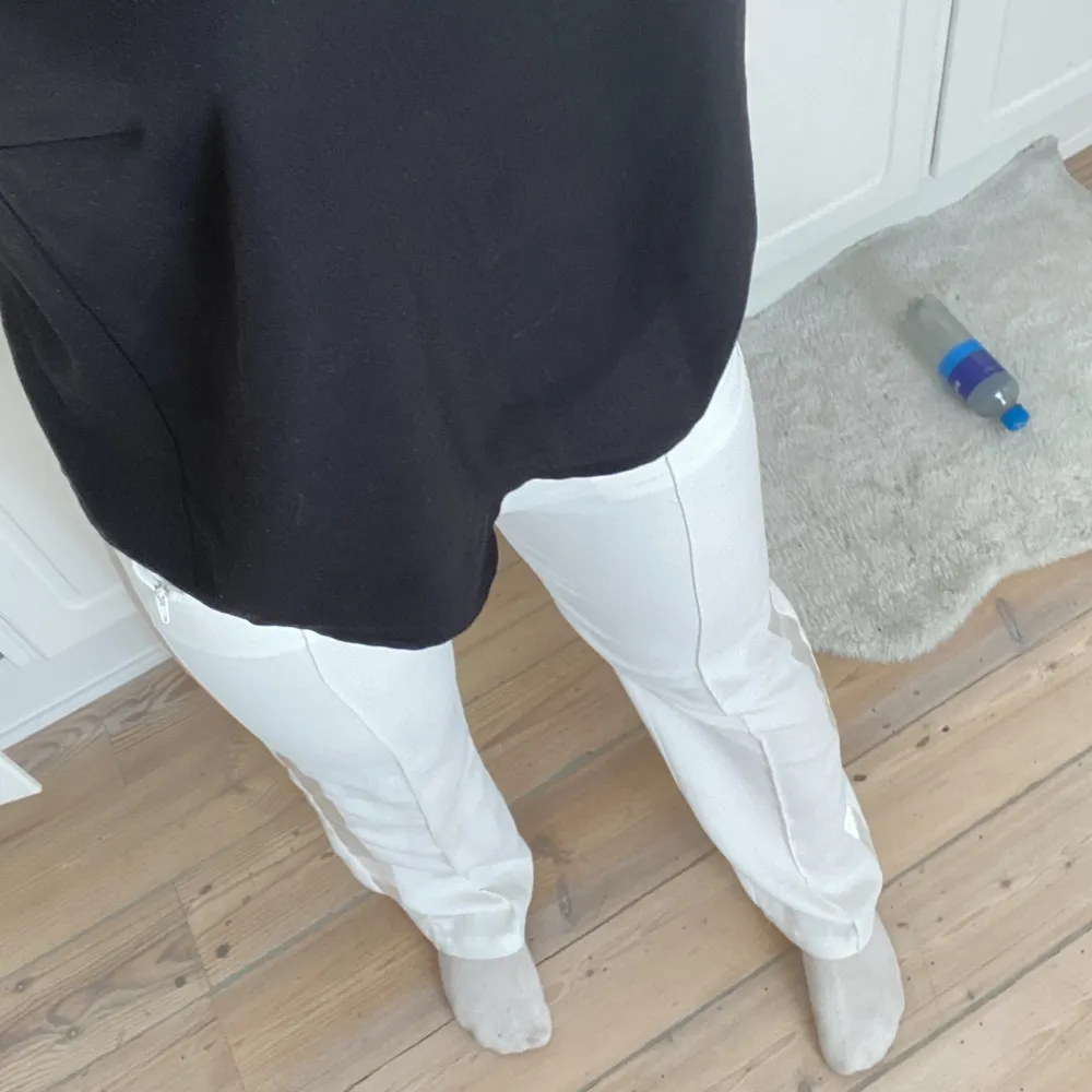 Ett par vita kostymbyxor från BikBok, använda en gång. Jättefina, men passar inte mig som har ganska så stora lår. Skitsnygga low waist eller medium waist. Passar många olika årstider🫶🏼. Jeans & Byxor.