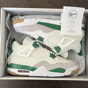 Jordan 4 Retro SB "Pine Green" - Jordan 4 Retro SB "Pine Green" -Storlek 43 -DS, aldrig använda! Nya i förpackningen med kvitto från streetlab! -OBS, Tar inga trades!  Om du har några fler frågor så skriv gärna ett meddelande! 