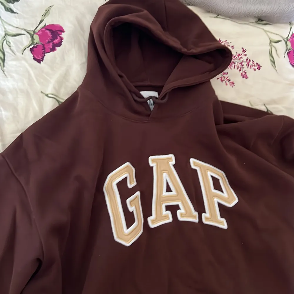 Brun gap hoodie, använd fåtal gånger, Skriv vid frågor:). Hoodies.