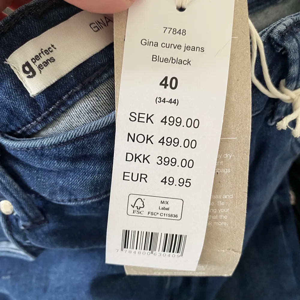 Jeans från Gina tricot i modellen Curve.  Helt oanvända enbart provade, prislapp kvar. Nypris 499kr. I en mörkare blå färg. Smala i benen och stretch. . Jeans & Byxor.