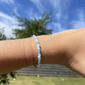Pärlarmband  - Ett vitt och blått pärlarmband i storlek s men finns också i fler storlekar om man vill ha, skriv om de finns frågor,!💗💕