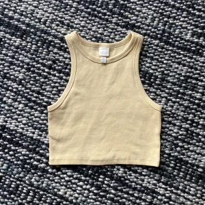 Ribbat linne - Kort linne i jättefin gul färg⭐️. Bra skick då det knappt är använt, men inköpt 2021. Skönt och svalt till sommaren. Hör gärna av dig vid intresse!