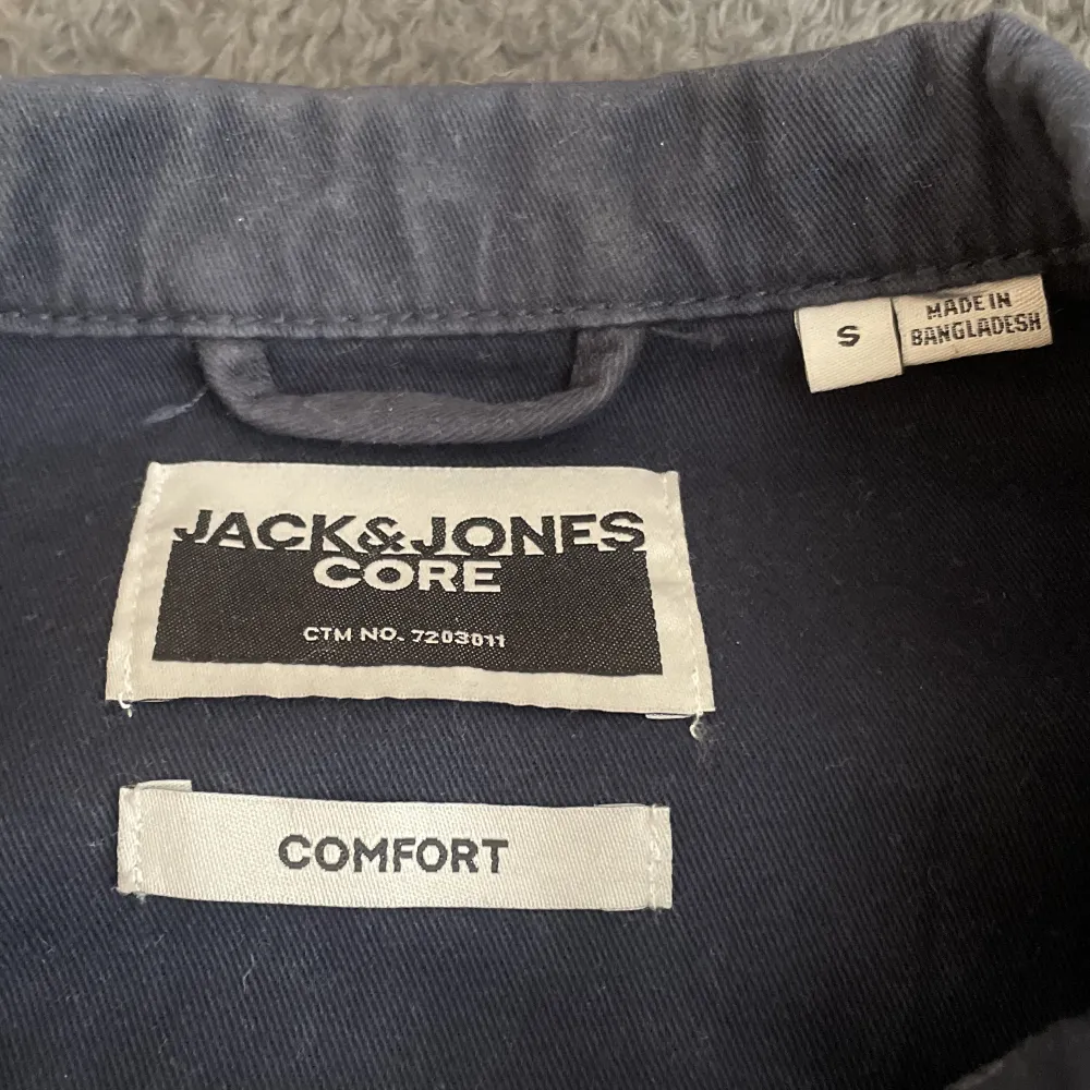 Hej säljer en overshirt från jack and Jones som är i ok skick. overshirt har ett hål på vänster arm där av priset. Super soft overshirt förutom hålet. Storlek S. Hör av dig vid funderingarna.. Tröjor & Koftor.