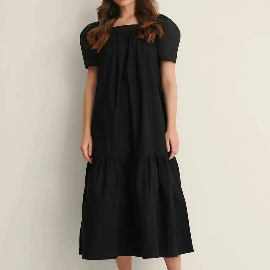 Klänning med puffärm & volang 