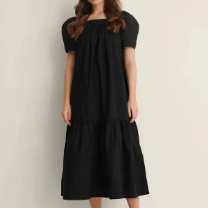 Klänning med puffärm & volang  - Superfin, oanvänd klänning med puffärm och volang nertill, storlek 36. Säljer samma klänning i vit färg också! 