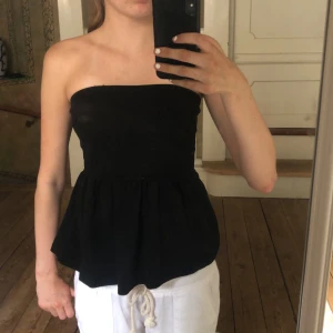 Armlös topp - Säljer denna fina slutsålda toppen från Ginatricot/aldrig andvänd