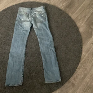 Lågmidjade jeans  - Hej, jag säljer dessa byxorna då dom inte passade. Dom är i storlek 28 och sitter superfint om dom väl passar🫶🏻😙