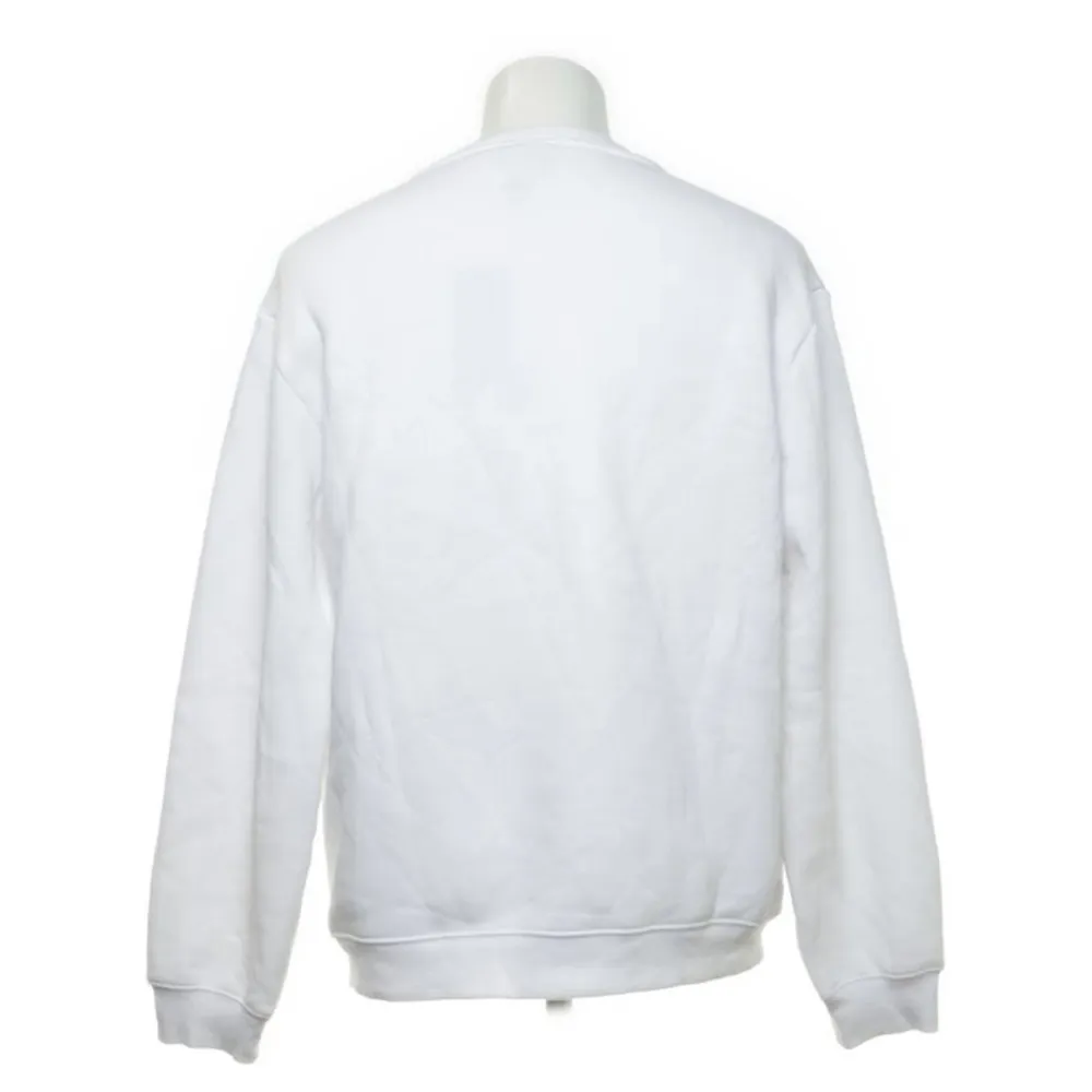 Basic vit sweatshirt från H&M i storlek L, super mjuk och skön. . Tröjor & Koftor.