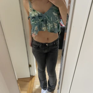 Sommar topp - Säljer denna fina toppen från h&m, endast testad! Säljer pga storlek