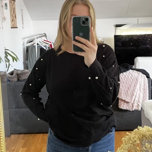 Stickad långärmad  - En rymlig tröja från flash med pärlor insydda på armarna. Fin stickat material