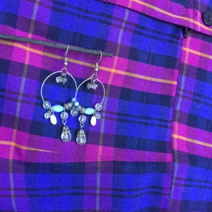 Örhängen med stenar och pärlor - Så söta örhängen som tyvärr inte kommit till användning, med blåa, vita och genomskinliga pärlor samt stenar💛