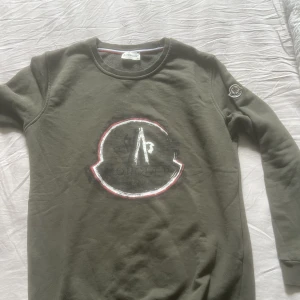 Moncler tröha - Moncler tröja i storlek S