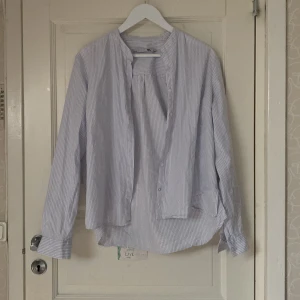 Vit-blå randig skjorta  - En söt skjorta som är väldigt sval. Säljer eftersom den inte kommer till användning. Använd ett fåtal gånger, bra skick. Storlek M men passar även S.