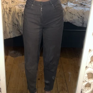 Jeans - Jeans från H&M, höga i midjan och SUPERsköna. Går att vika upp och ned. Finns små vita fläckar då de råkat komma blekning på de men inget som syns när man har på dom. Storlek 34🌸