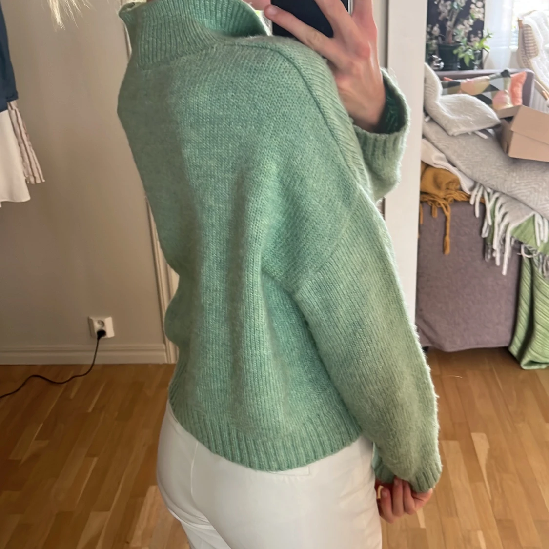 Stickad tröja med vita blommor💐 - 90