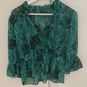 Grön blus  - Superfin grön blus från zara! Säljer då den tyvärr inte kommer till användning så ofta💕