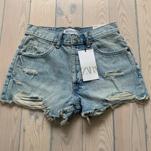 Zara jeans shorts med medelhög midja - Jätte fina jeansshorts helt oanvända och i perfekt skick! Säljer pga för stora!