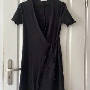 Säljer en svart omlott klänning från primark som används en gång. Säljer pågrund av att den inte sitter så bra.