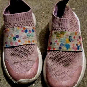 Barnskor  - Barnskor. Använda så kan behöva tvättas. Inga märkbara skador. 