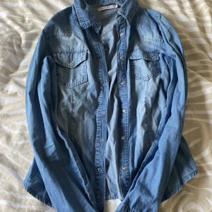 Jeansskjorta  - En jättefin jeansskjorta från only✨ jätteskön att ha som jacka på sommaren eller som kofta när det är kallt ute. Jättebra skick! Priset går att diskutera vid snabb affär🫶 skriv gärna vid frågor🌷✨