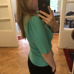 somrig topp🦋💚 - säljer denna somriga topp! Denna är supersöt att ha på sommaren eller varmare väder! Passar till allt! Och en väldigt fin färg💚💙 skriv om intresserad! 