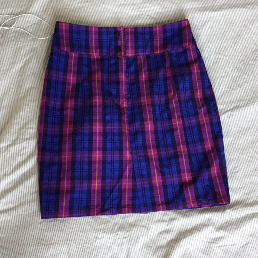 Rutig kjol från Monki i storlek M som inte säljs längre, knappt använd och i bra skick frutom en söm (bild 3). Den är räfflad på framsidan och har dragkedja och knappar på baksidan. . Kjolar.