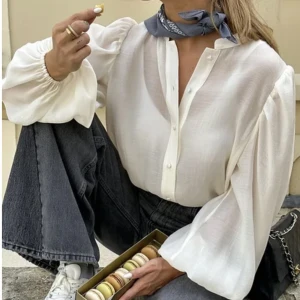 Vit Blus - Säljer min helt nya blus från Sanna Jörnviks kollektion. Endast prövad, alla lappar kvar. Storlek, 38, känns som en 36.  Nypris 499, säljer för 400 💕💕