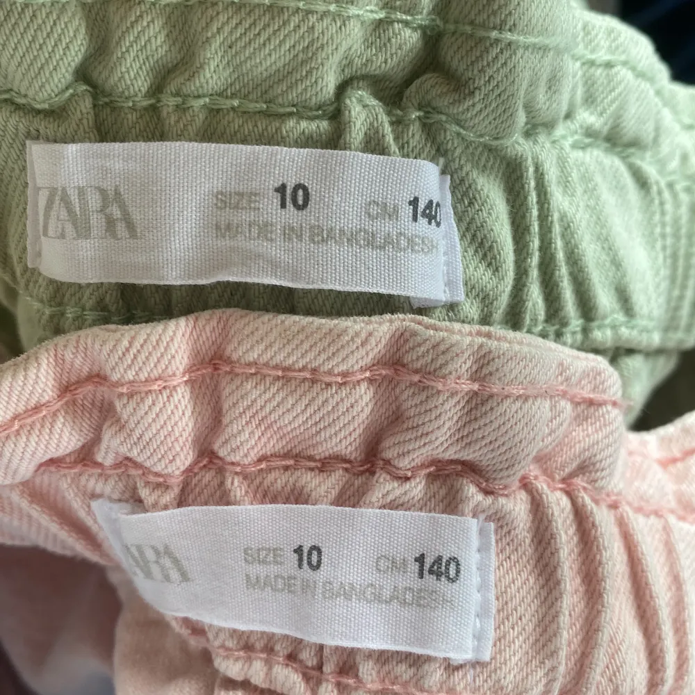 En grön och en rosa jeanskjol från zara, använda 1 gång, pris kan diskuteras!🤗 160 för båda, halva priset för en (80kr). Kjolar.