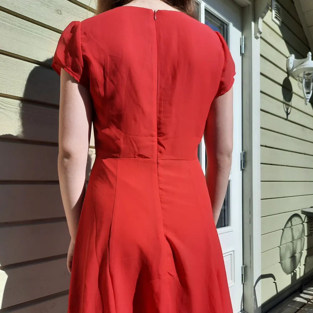 Röd klänning från Bik Bok. Klänningen har inga fläckar och är hel.. Klänningar.