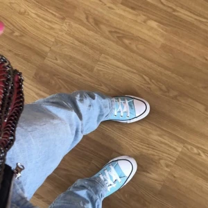 converse - intressekoll på mina ljusblå converse som tyvär inte kommer till användning💓