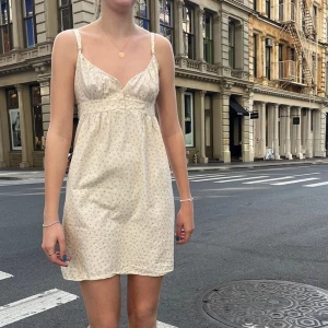 ARIANNA FLORAL DRESS  - Jätte söt Brandy Melville klänning som är så fin nu på sommaren! Säljer för den är för kort enligt mig som är 177 😖😖