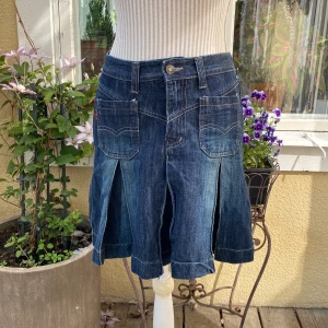 Denim kjol - Leaves Strawberry - En kort high-wasited kjol som är köpt second hand. Den har inga fläckar eller hål. Bra skick. 