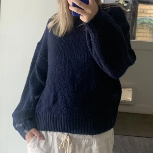 Stickad tröja  - Säljer denna marinblåa stickade tröjan från Na-kd då den inte komm till andvändning💕, kontakta mig vid intresse😊