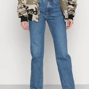 Weekday jeans  - Säljer mina voyage straight high Weekday jeans. Älskar dem och dem är i superskick men har för många Weekday jeans behöver bli av med några. Ord pris 499